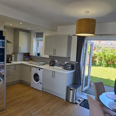 The Heart - Cosy 3 Bedroom House With Double Driveway And Garden In Manchester Eksteriør bilde
