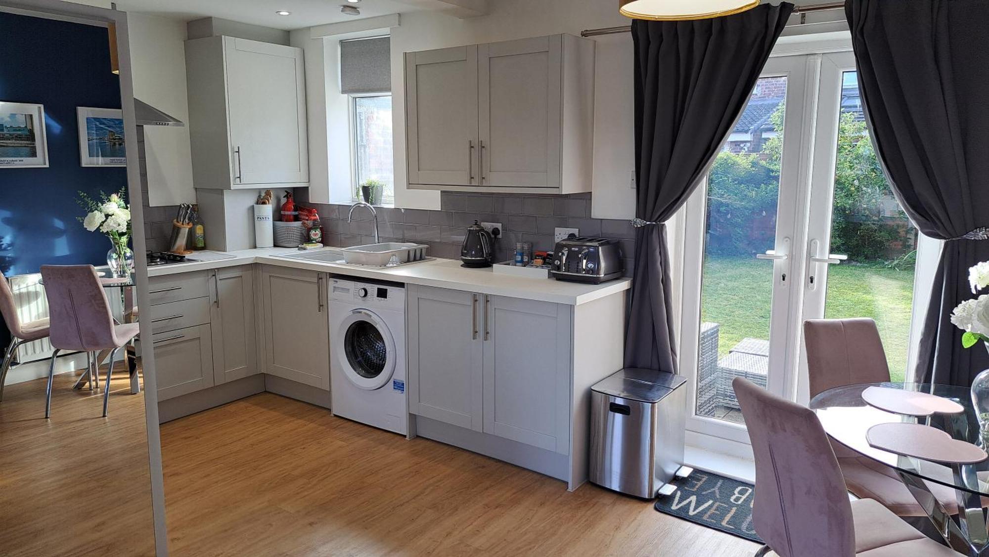 The Heart - Cosy 3 Bedroom House With Double Driveway And Garden In Manchester Eksteriør bilde
